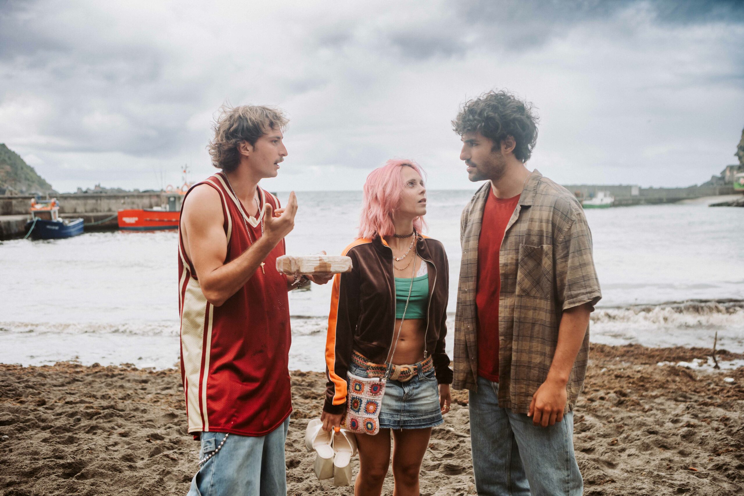 RABO DE PEIXE (L to R) RODRIGO TOMáS as RAFAEL, HELENA CALDEIRA as SíLVIA, JOSé CONDESSA as EDUARDO in episode 05 of RABO DE PEIXE. Cr. PAULOGOULART/NETFLIX © 2022