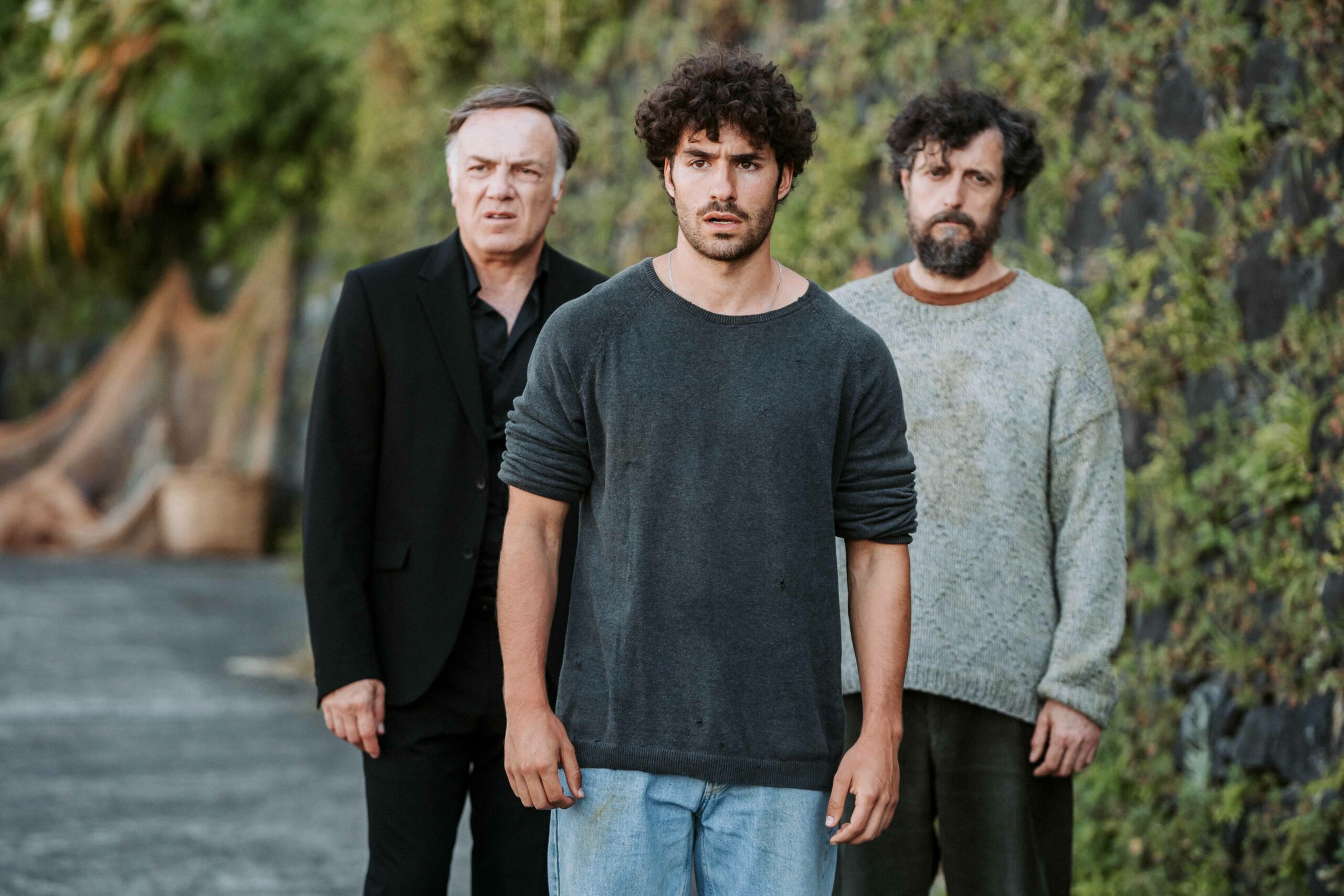 RABO DE PEIXE (L to R) FRANCESCO ACQUAROLI as MONTI, JOSé CONDESSA as EDUARDO, ADRIANO CARVALHO as JEREMIAS in episode 05 of RABO DE PEIXE. Cr. PAULOGOULART/NETFLIX © 2022