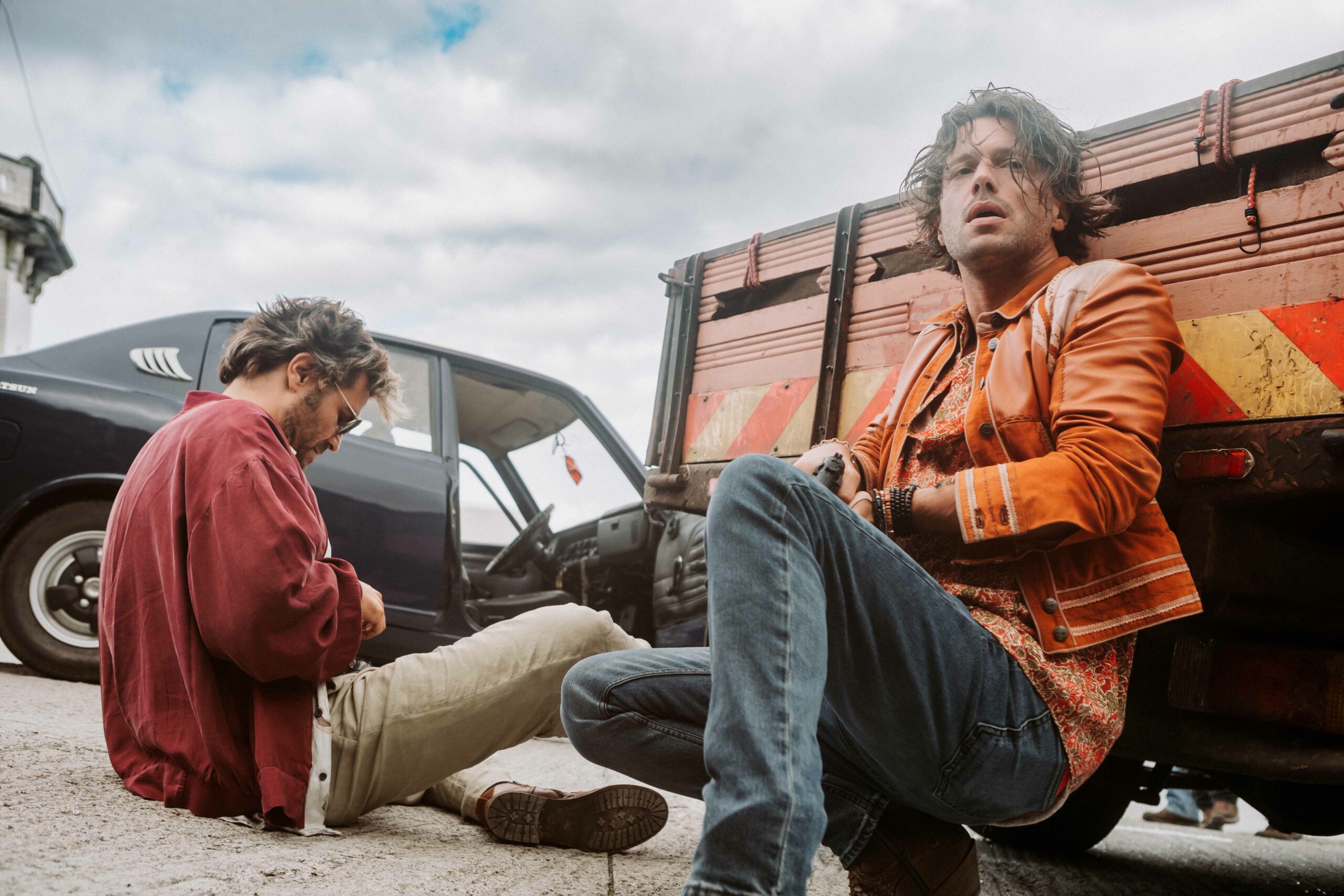 RABO DE PEIXE (L to R) ALBANO JERóNIMO as ARRUDA, AFONSO PIMENTEL as IAN in episode 05 of RABO DE PEIXE. Cr. PAULOGOULART/NETFLIX © 2022