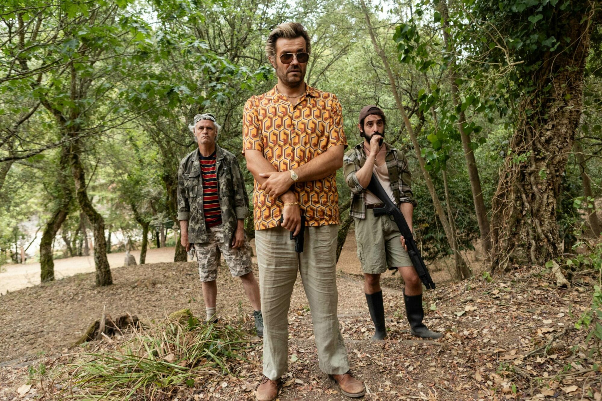 RABO DE PEIXE (L to R) ALBANO JERóNIMO as ARRUDA, DAVID MEDEIROS as LAVRADOR, MARIO ROBERTO as DEPORTADO in episode 06 of RABO DE PEIXE. Cr. FAYA NETO/NETFLIX © 2022