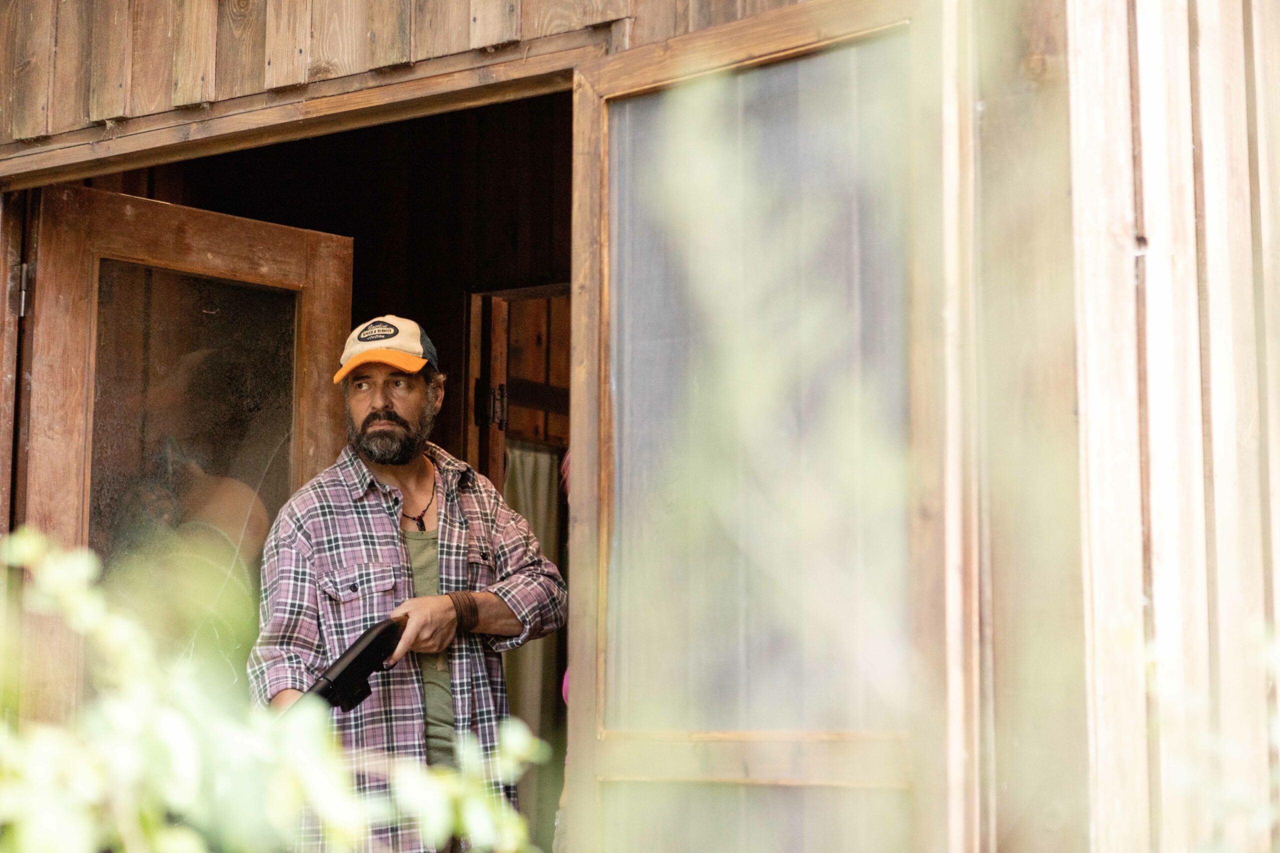 RABO DE PEIXE (L to R) PEPE RAPAZOTE as UNCLE JOE in episode 06 of RABO DE PEIXE. Cr. FAYA NETO/NETFLIX © 2022